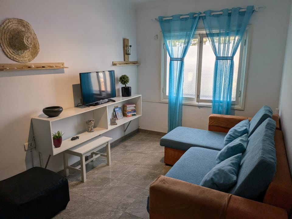 TV and multimedia, Living room, Seating area, Evening entertainment