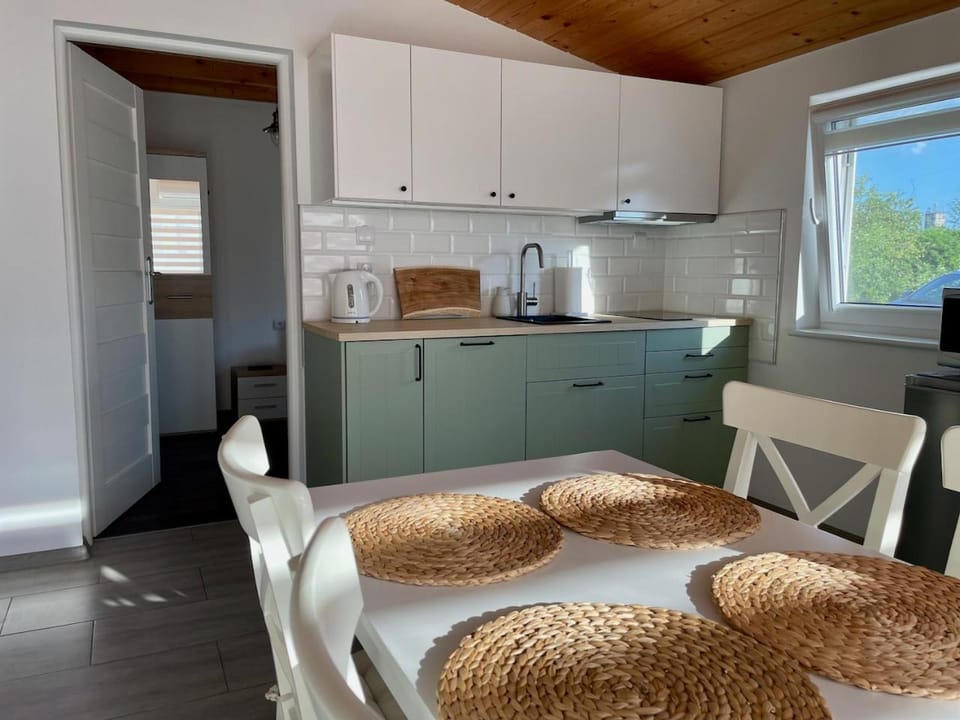 Kitchen or kitchenette, Dining area, stove