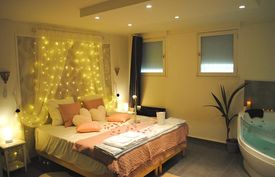 Bed, Hot Tub, Photo of the whole room, Decorative detail, Bedroom