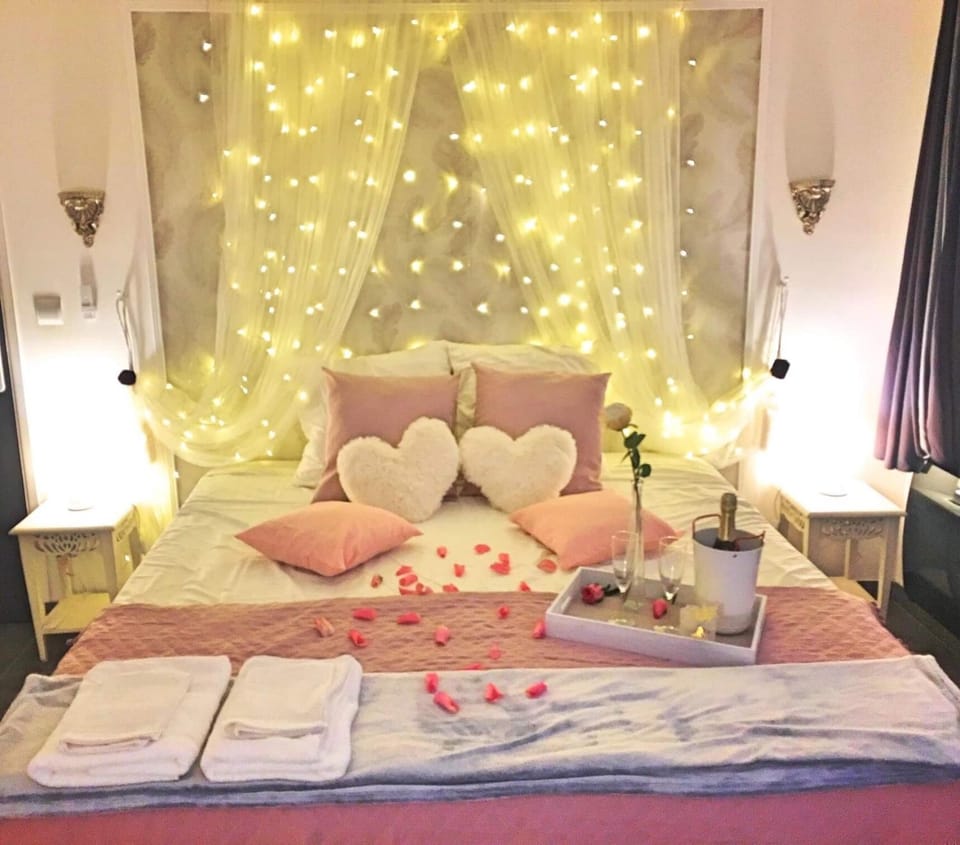 Bed, Photo of the whole room, Bedroom, Alcoholic drinks