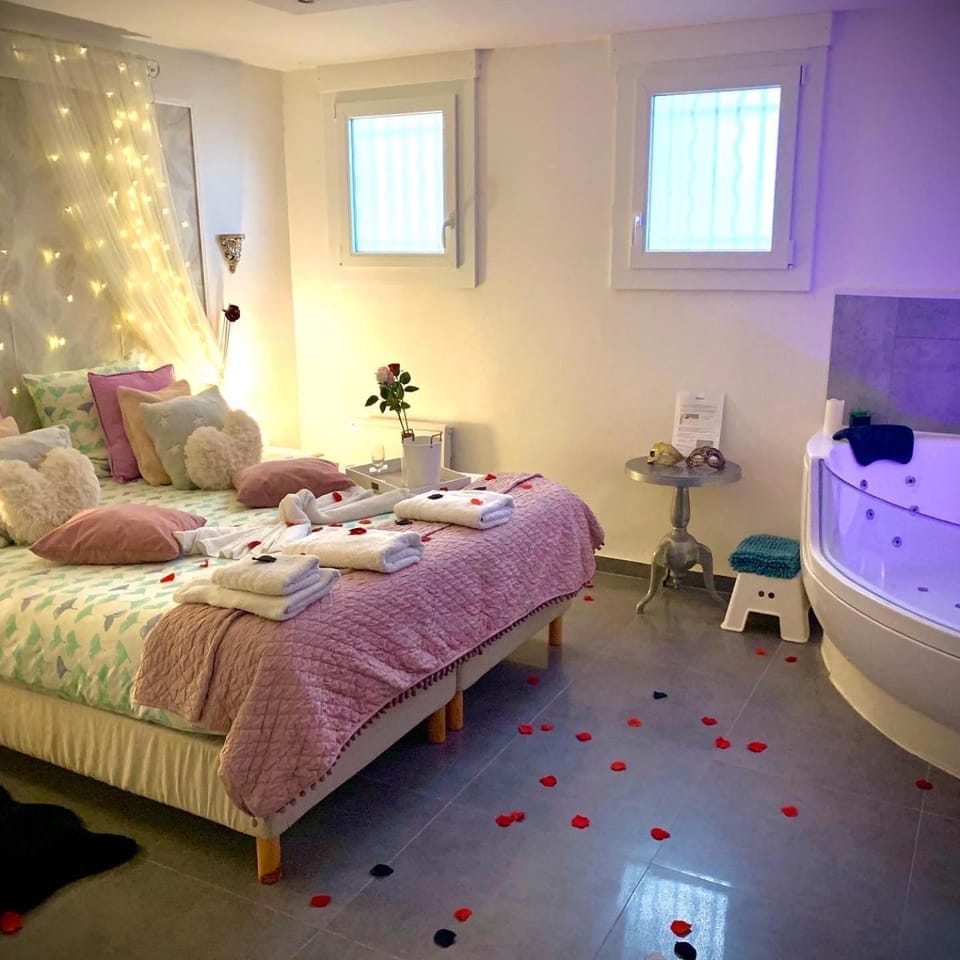 Hot Tub, Massage, Decorative detail, Entertainment, Alcoholic drinks, Non alcoholic drinks, Family