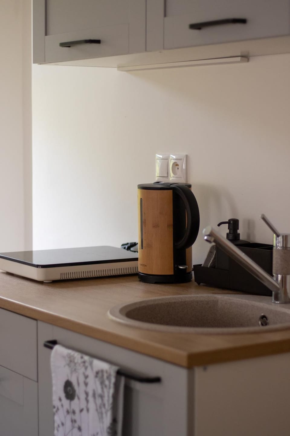 Coffee/tea facilities, Kitchen or kitchenette, stove