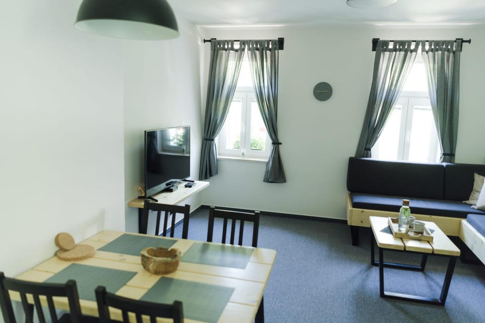 TV and multimedia, Living room, Seating area, Dining area