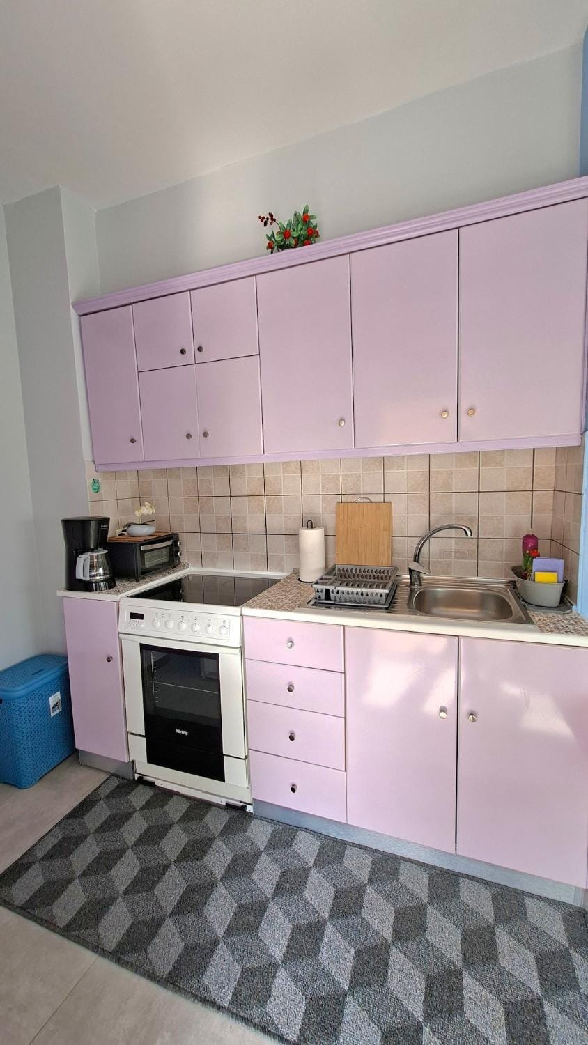 Kitchen or kitchenette, oven