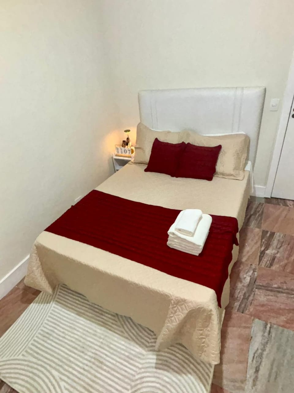 Bed, towels