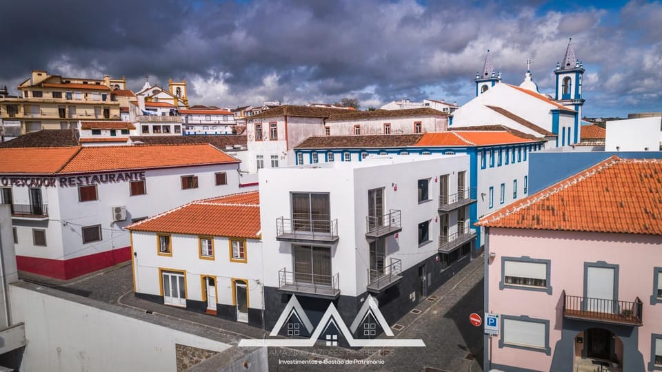 Property building, Nearby landmark, Facade/entrance, Neighbourhood, Bird's eye view, Floor plan, On site, City view, Mountain view, Sea view, Street view
