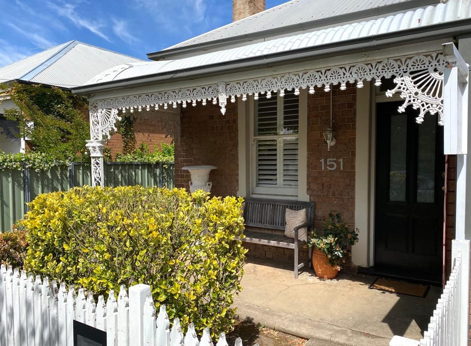 The Edward Townhouse 151 - Tastefully Styled House in Orange