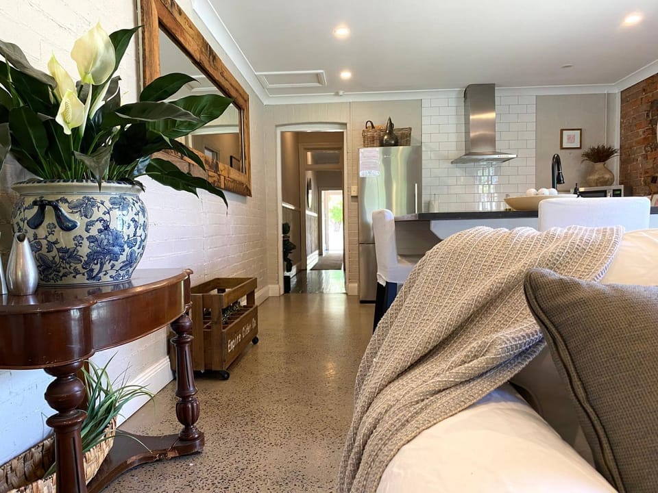 The Edward Townhouse 151 - Tastefully Styled House in Orange