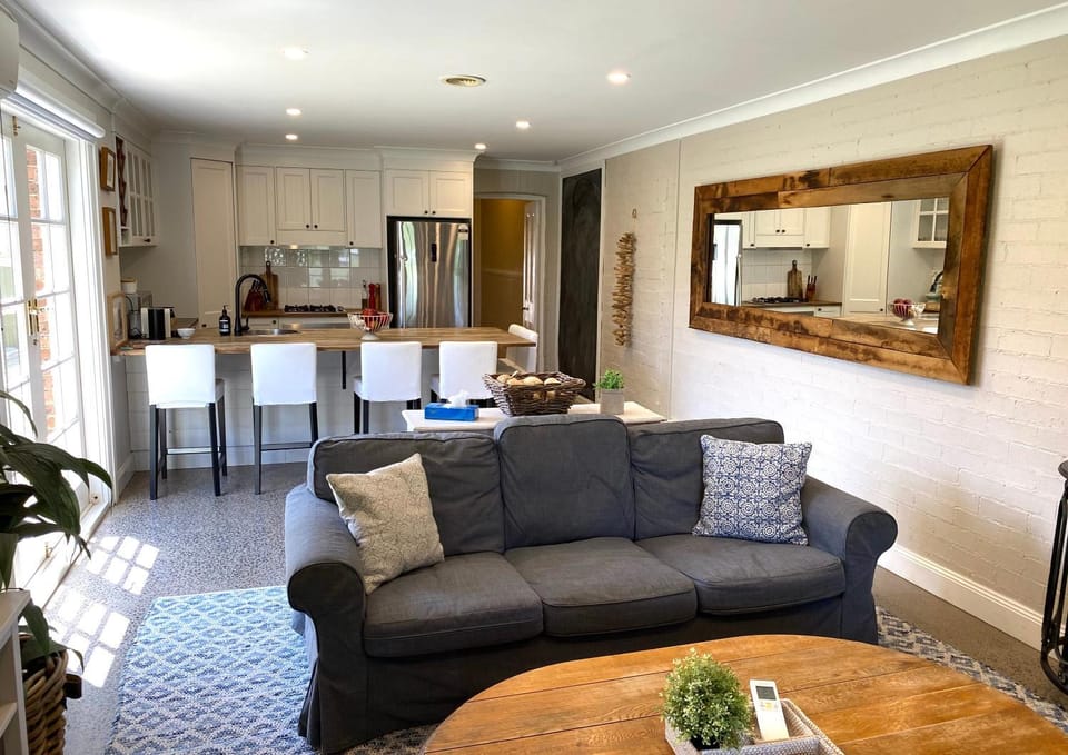 The Edward Townhouse 153 - Tastefully Styled House in Orange