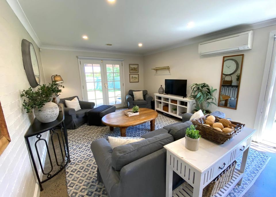 The Edward Townhouse 153 - Tastefully Styled House in Orange