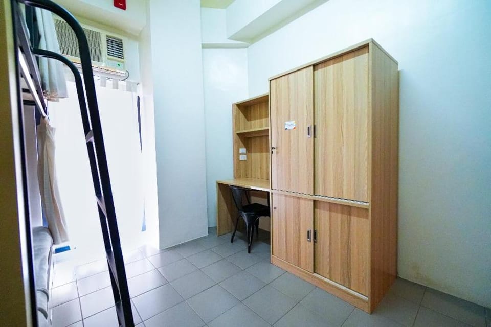 The City Flats Amorsolo Hostel in Pasay