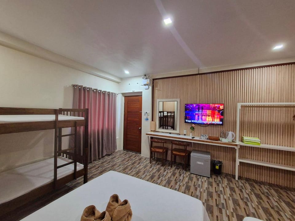 Bed, TV and multimedia, Photo of the whole room, Bedroom