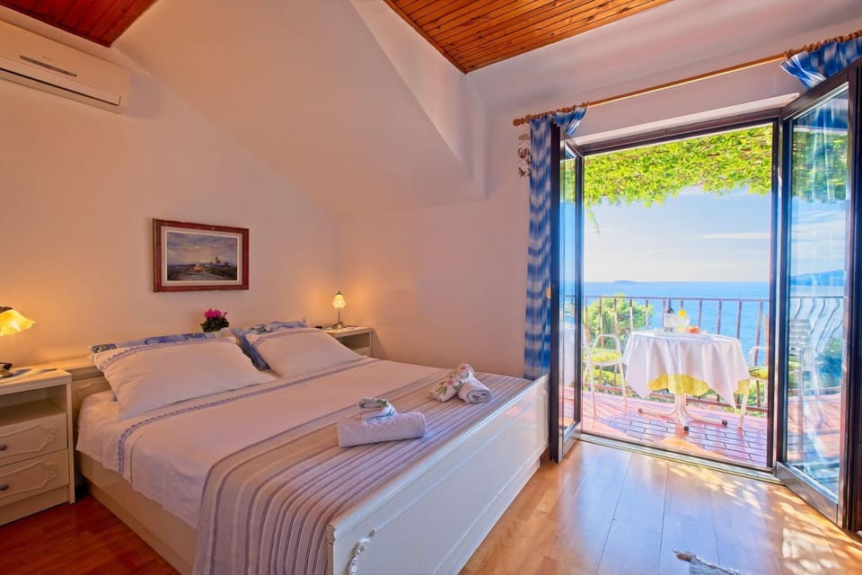 Bed, Balcony/Terrace, Bedroom, Sea view