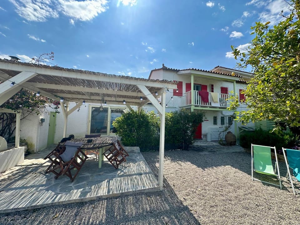 Property building, Patio, Day, Garden