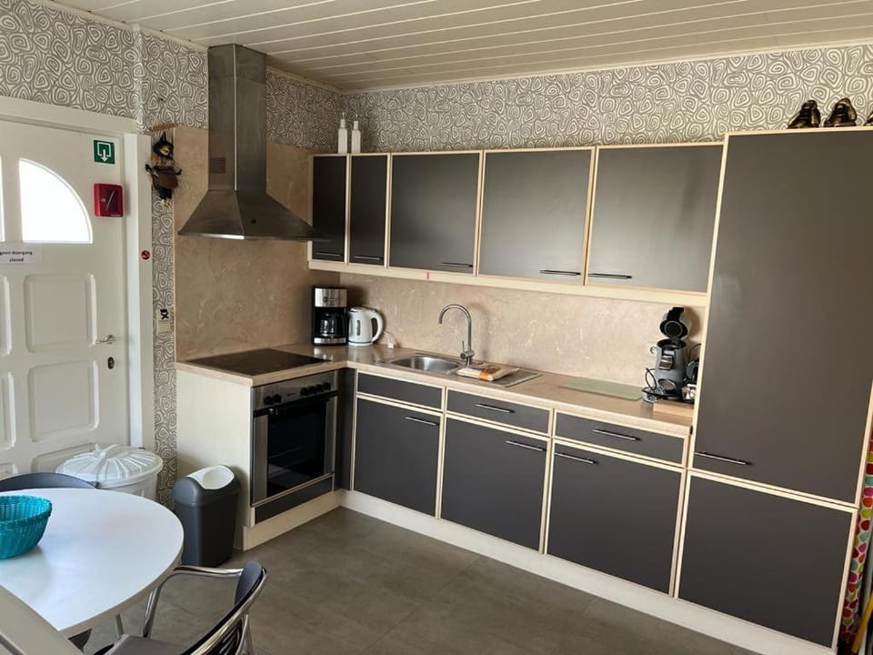 Coffee/tea facilities, Kitchen or kitchenette, oven, stove, toaster