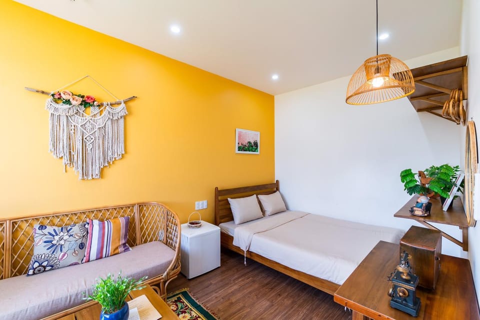 Bed, Photo of the whole room, Seating area, Bedroom
