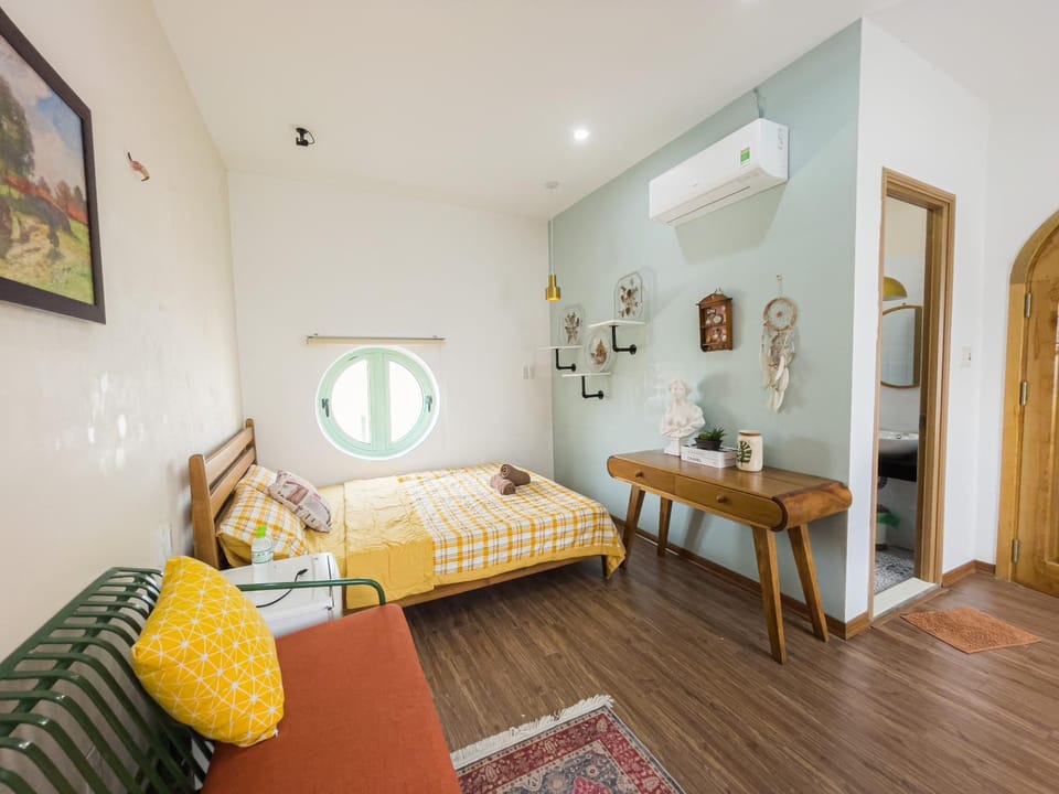 Bed, Seating area, Bedroom