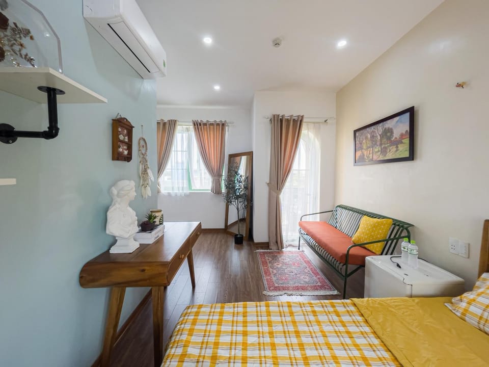 Bed, Seating area, Bedroom