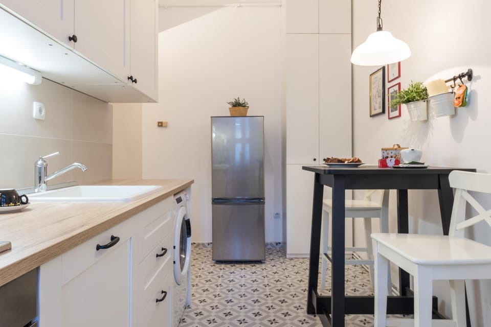 Kitchen or kitchenette, Dining area