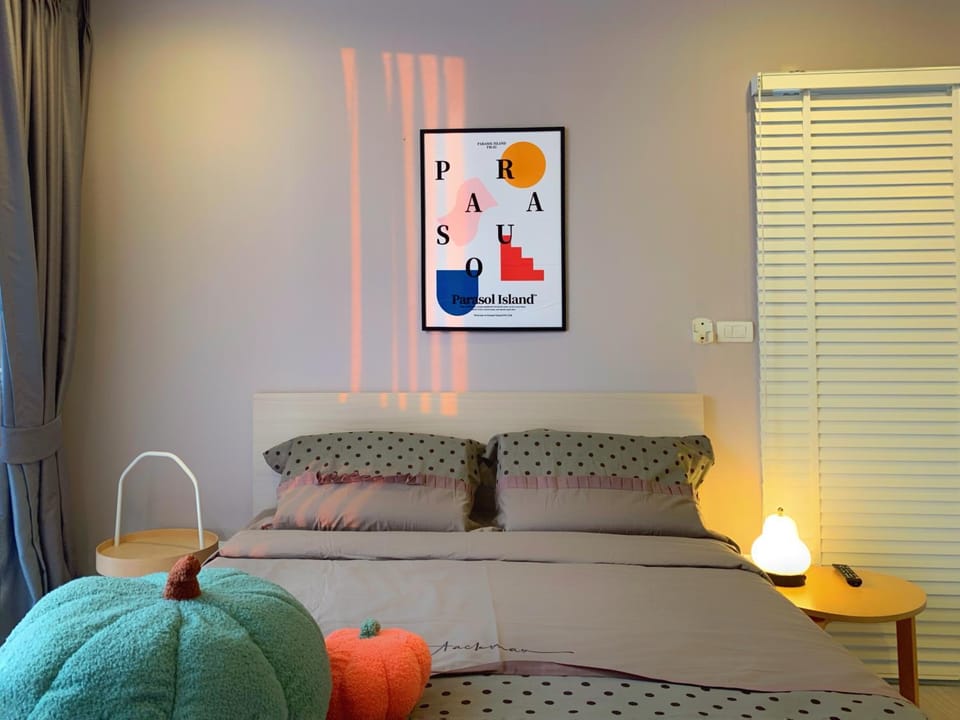 Bed, Living room, Photo of the whole room, Decorative detail, Seating area, Bedroom