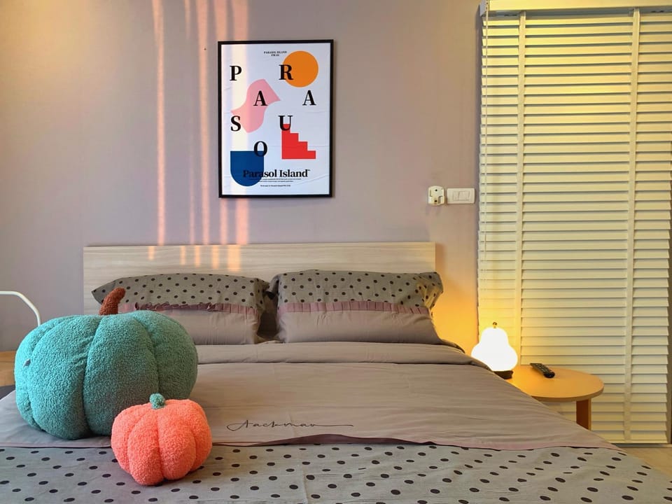 Bed, Photo of the whole room, Decorative detail, Seating area, Bedroom