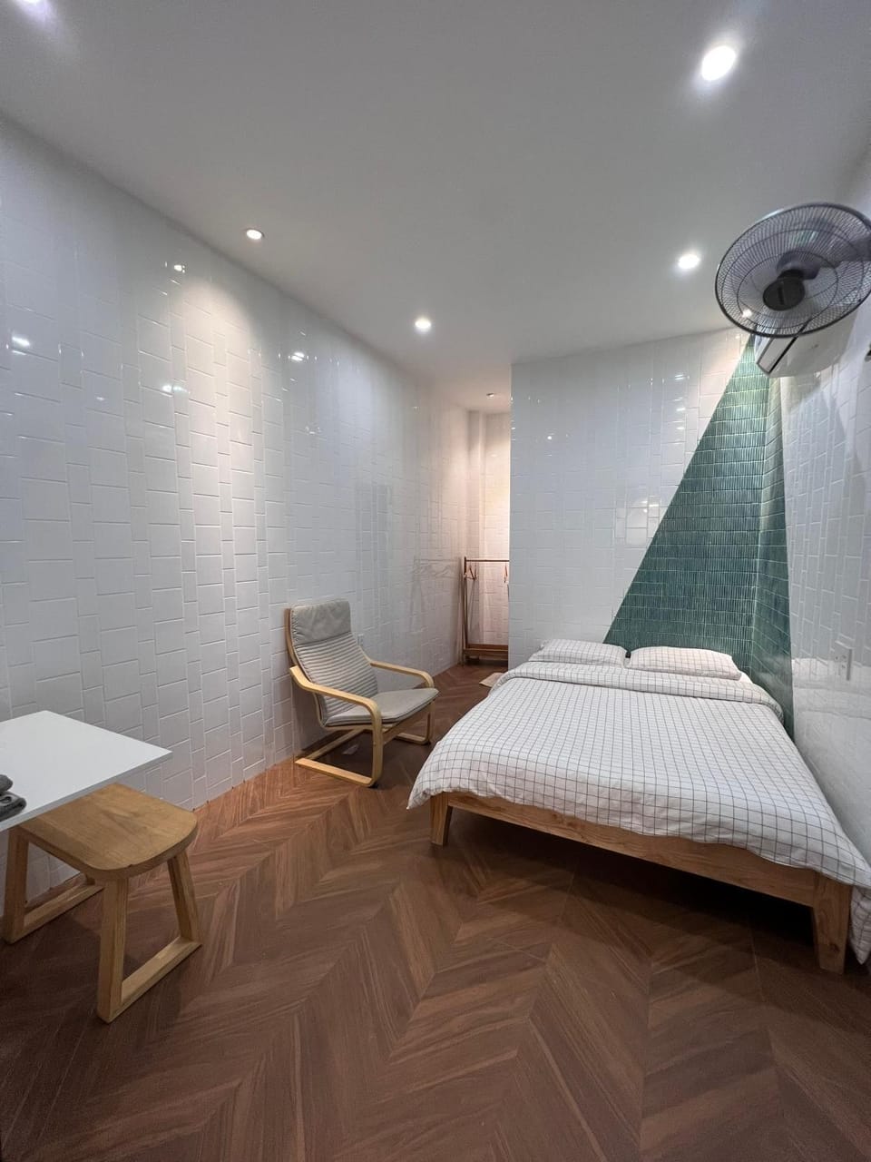 Bed, Photo of the whole room, Seating area, Bedroom