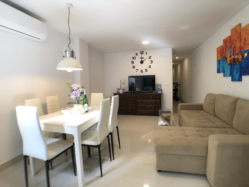 TV and multimedia, Living room, Seating area, Dining area