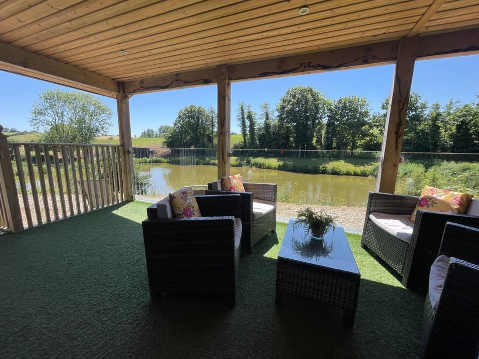 Natural landscape, View (from property/room), Balcony/Terrace, Seating area, Lake view