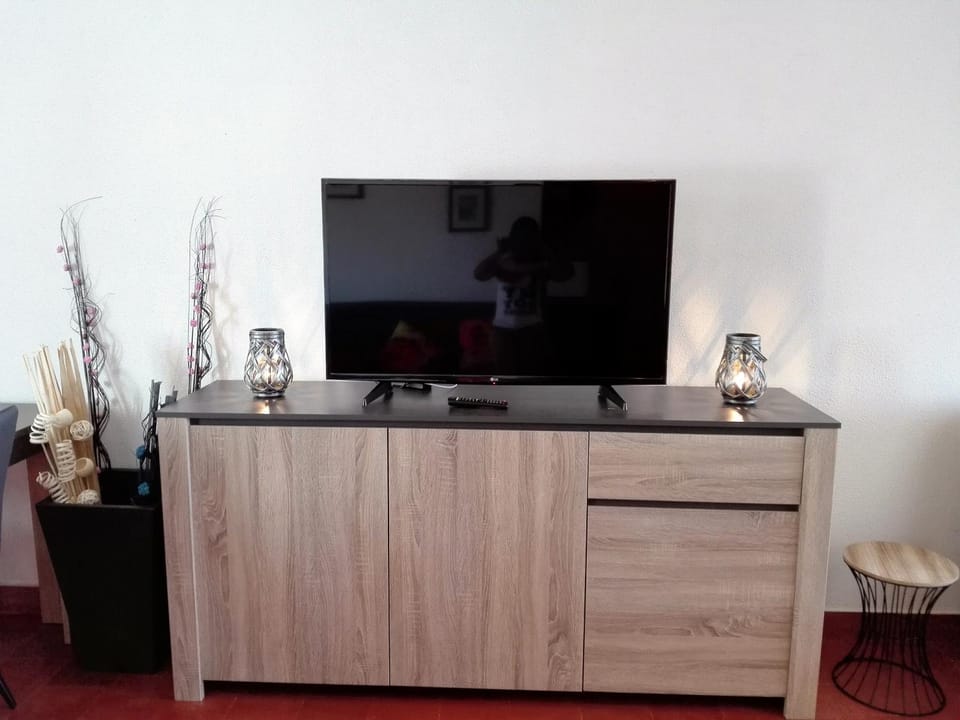 Communal lounge/ TV room, TV and multimedia, Decorative detail