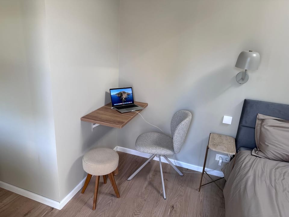 Photo of the whole room, Seating area