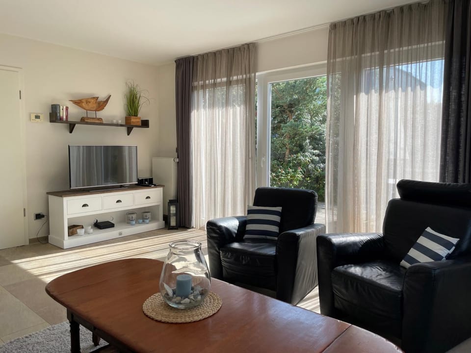 TV and multimedia, Living room, Seating area, Evening entertainment