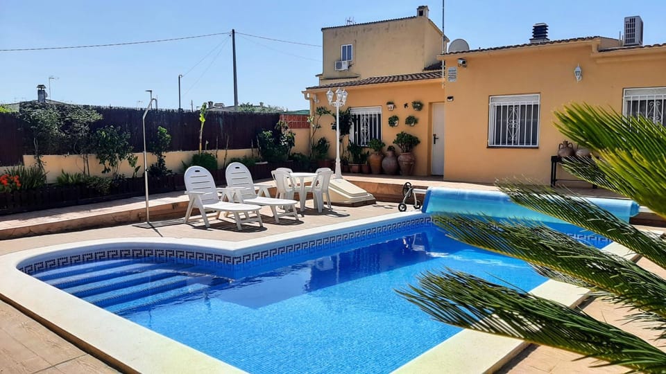 Swimming pool, sunbed