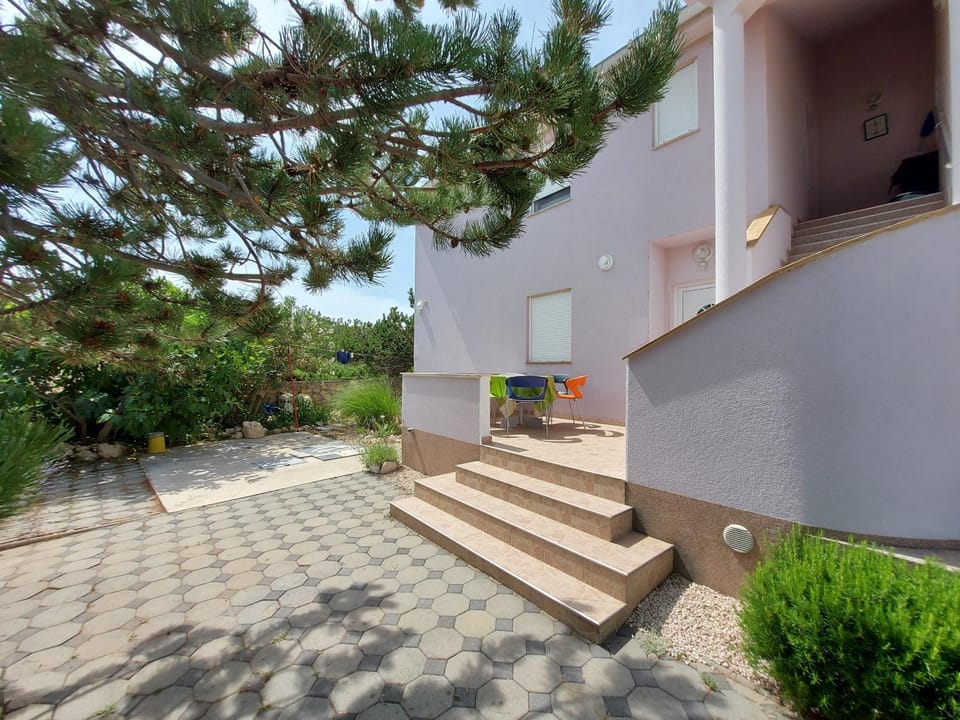 Property building, Patio, Facade/entrance, Garden