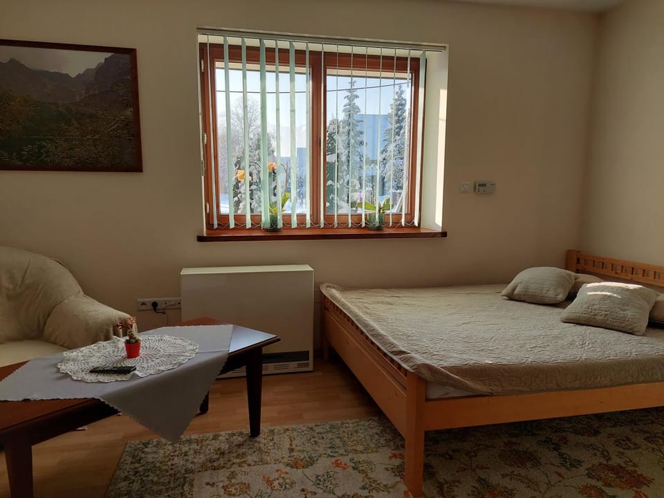 Bed, Photo of the whole room, Seating area, Bedroom