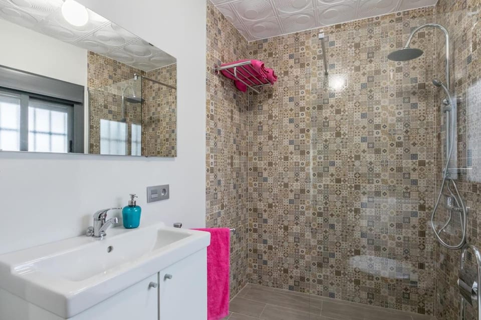 Shower, Bathroom, towels