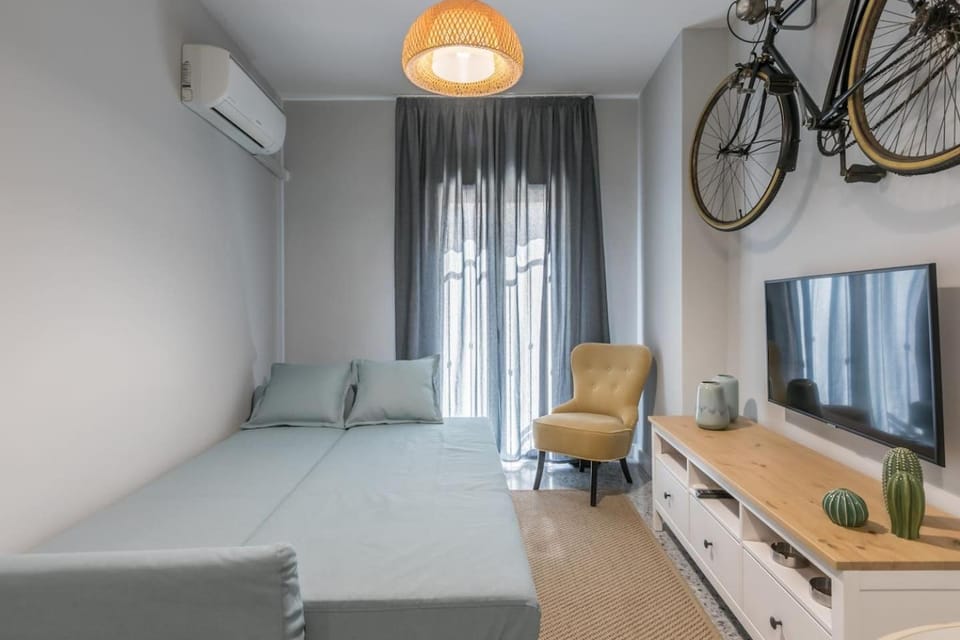 Communal lounge/ TV room, TV and multimedia, Living room, Photo of the whole room, Seating area, Evening entertainment, Bedroom, hair dresser, air conditioner