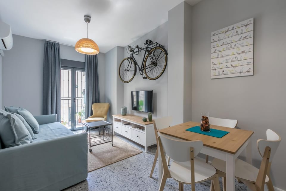 Communal lounge/ TV room, TV and multimedia, Living room, Seating area, Dining area, Evening entertainment