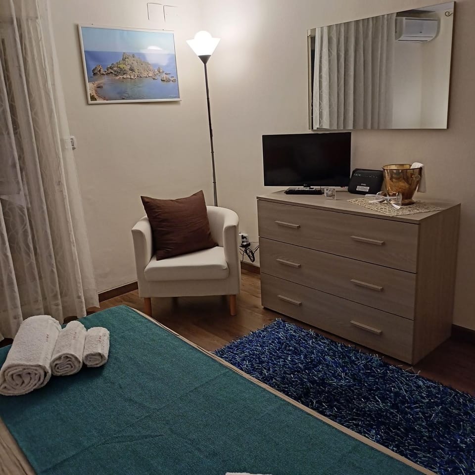 Bed, TV and multimedia, Photo of the whole room, Bedroom, hair dresser, towels