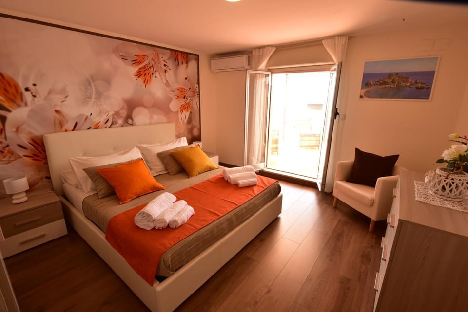 Bed, Balcony/Terrace, Photo of the whole room, Decorative detail, Bedroom, towels