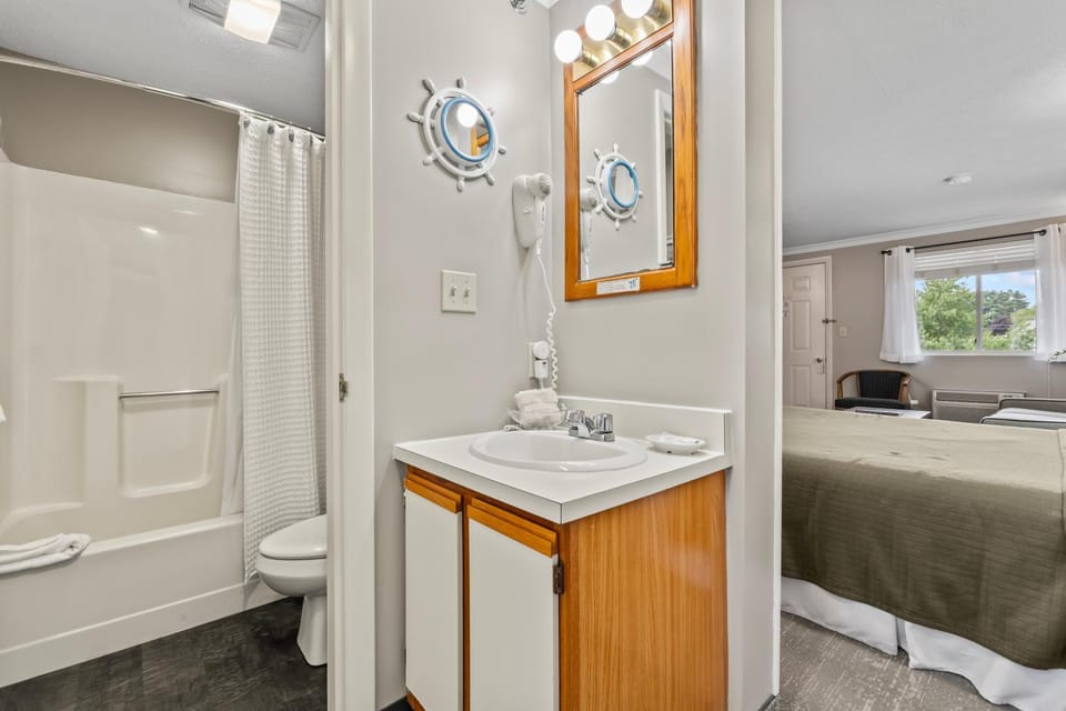 Bathroom, Bedroom, Bath