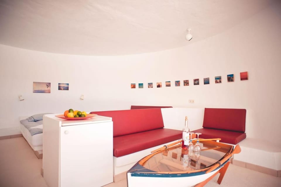Bed, Coffee/tea facilities, Decorative detail, Seating area, Dining area, Bedroom, Drinks, Alcoholic drinks
