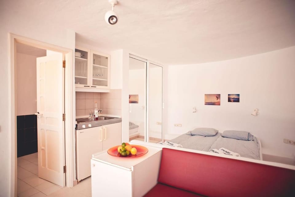 Bed, Kitchen or kitchenette, Seating area, Bedroom
