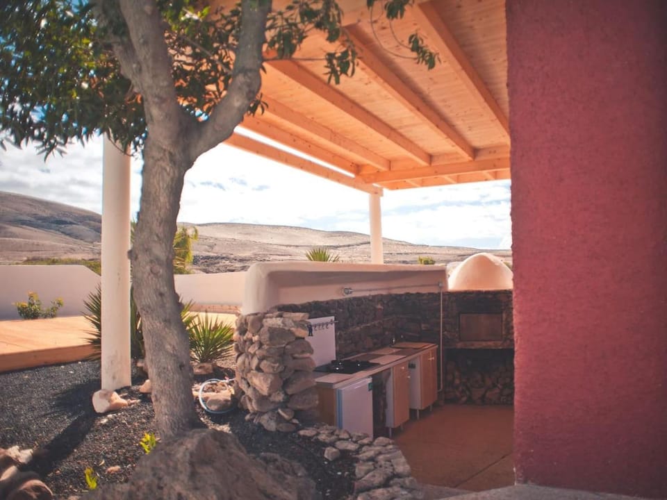 Natural landscape, BBQ facilities, Coffee/tea facilities, Kitchen or kitchenette, Dining area, Communal kitchen, Mountain view