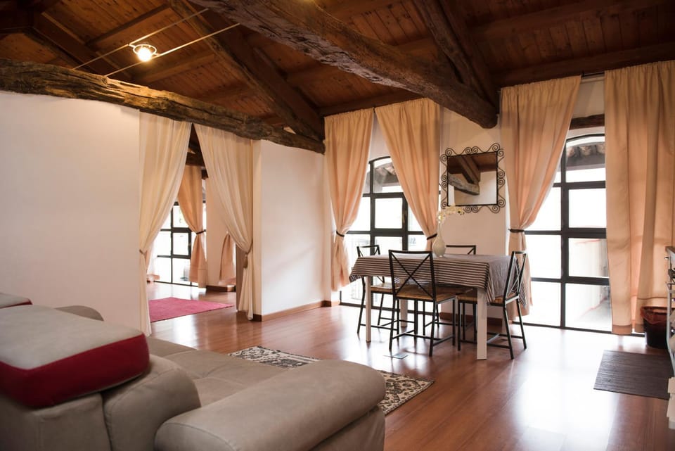 Bed, Living room, Photo of the whole room, Seating area