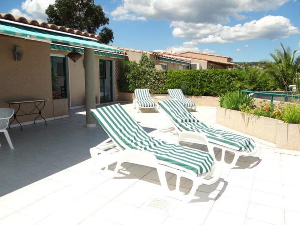 Superbe villa avec immense terrasse et vue sur mer, à 200m des plages - 2 chambres climatisées - FR-1-100-172 Apartment in Cavalaire-sur-Mer