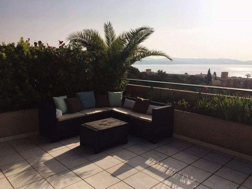 Superbe villa avec immense terrasse et vue sur mer, à 200m des plages - 2 chambres climatisées - FR-1-100-172 Apartment in Cavalaire-sur-Mer