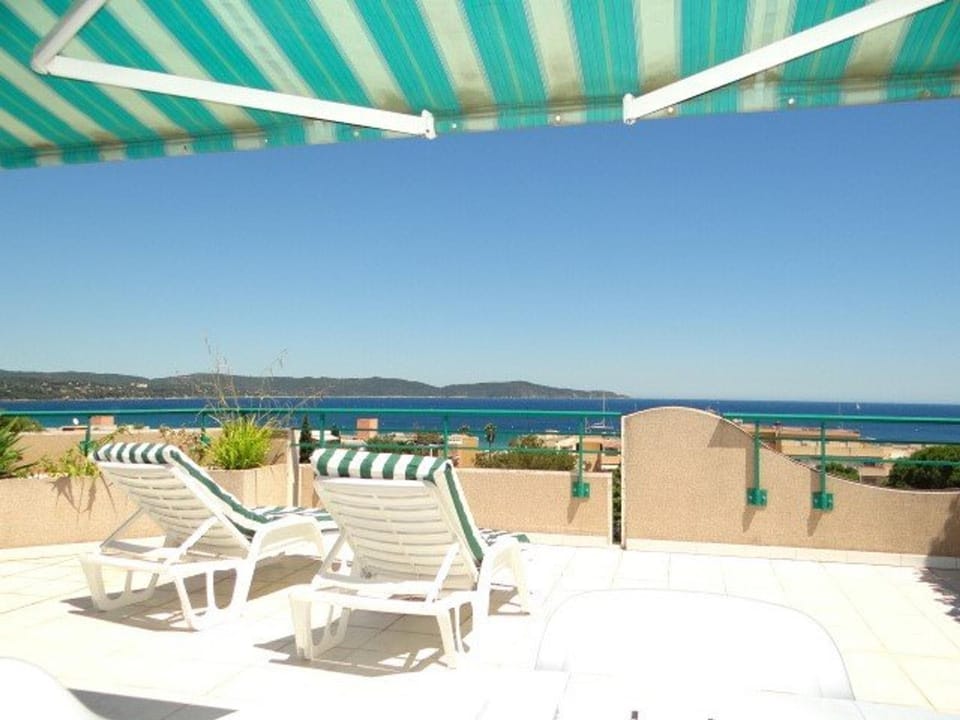 Superbe villa avec immense terrasse et vue sur mer, à 200m des plages - 2 chambres climatisées - FR-1-100-172 Apartment in Cavalaire-sur-Mer