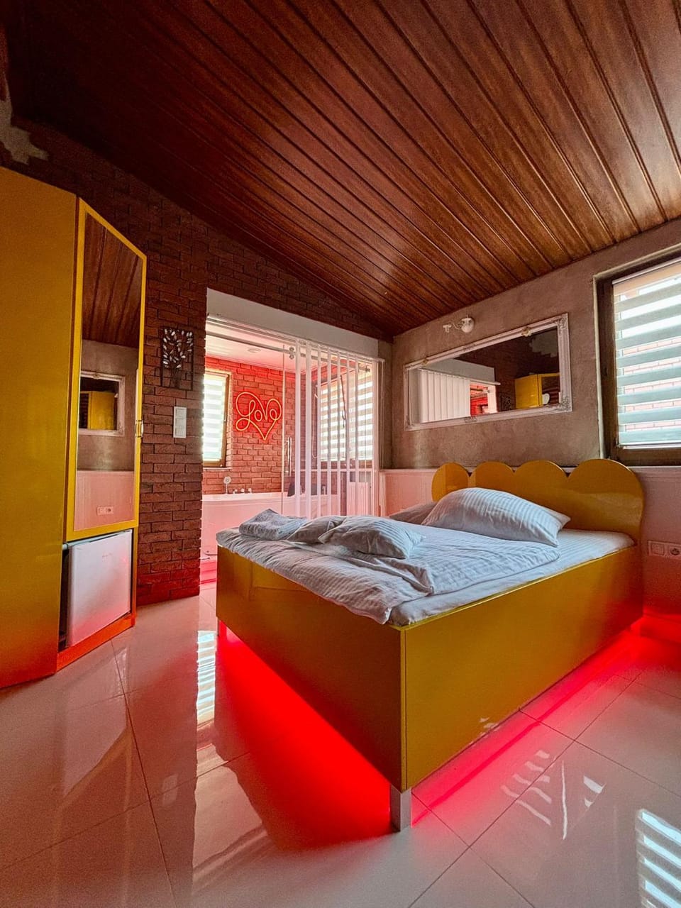 Bed, Hot Tub, Bathroom, Living room, Photo of the whole room, Seating area, Bedroom, minibar, wardrobe