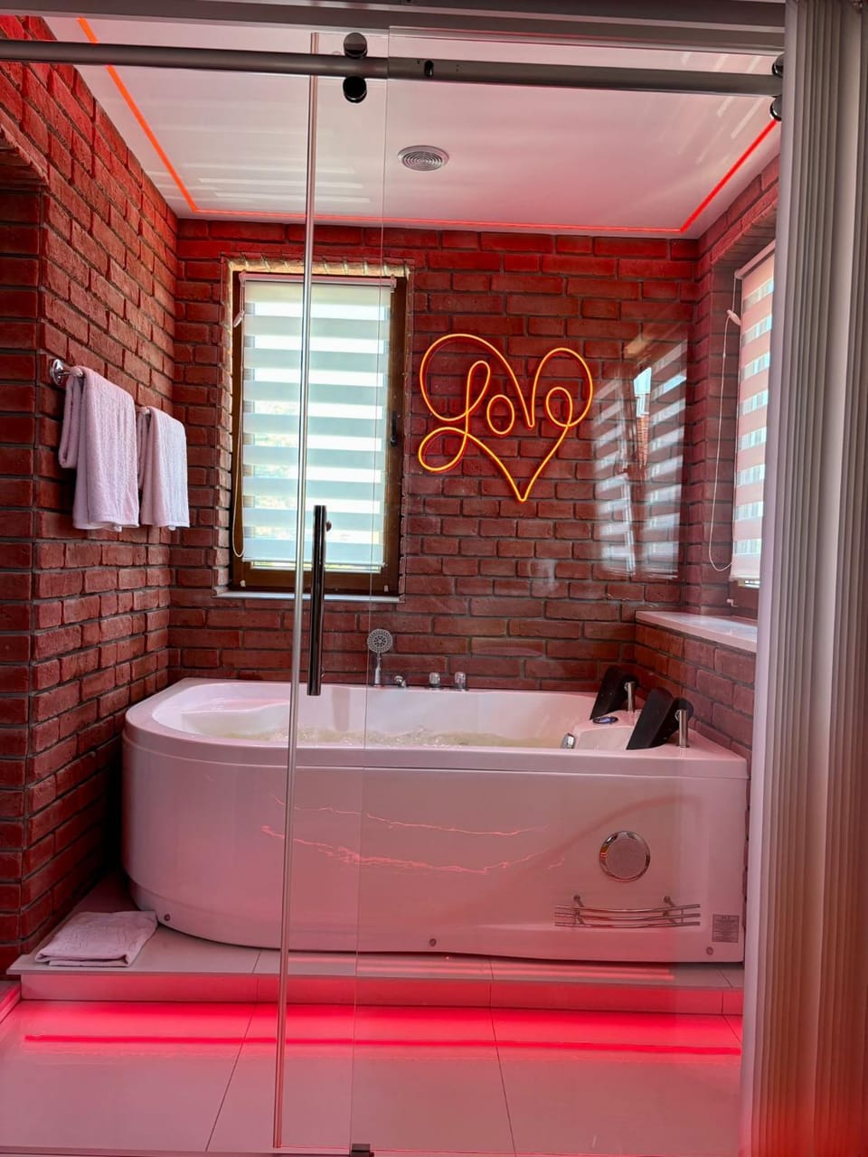 Hot Tub, Bathroom, Photo of the whole room, Seating area, towels