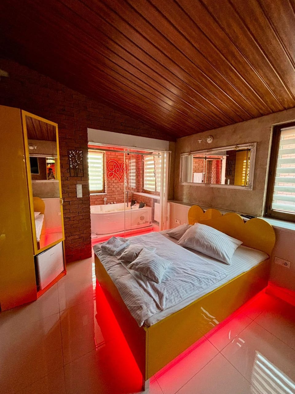 Bed, Hot Tub, Bathroom, Living room, Photo of the whole room, Seating area, Bedroom, minibar, wardrobe